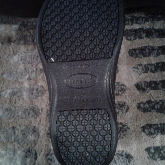 Slip Resistant Black Nursing Shoes (size 5) (womens) - Picture 3 of 4